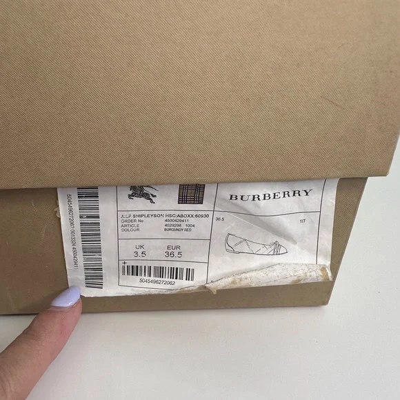 Stylish Women's Plaid Flats with Gold Chain Accent - Picture 9 of 9